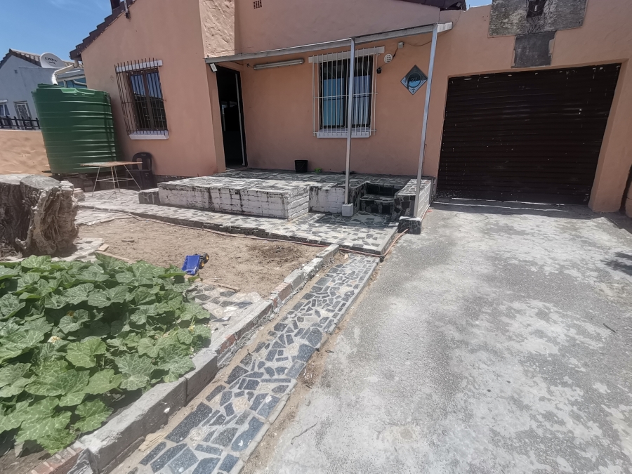 To Let 4 Bedroom Property for Rent in Devon Park Village Western Cape